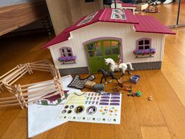 Schleich Reiterhof mit Reiterin und Pferden