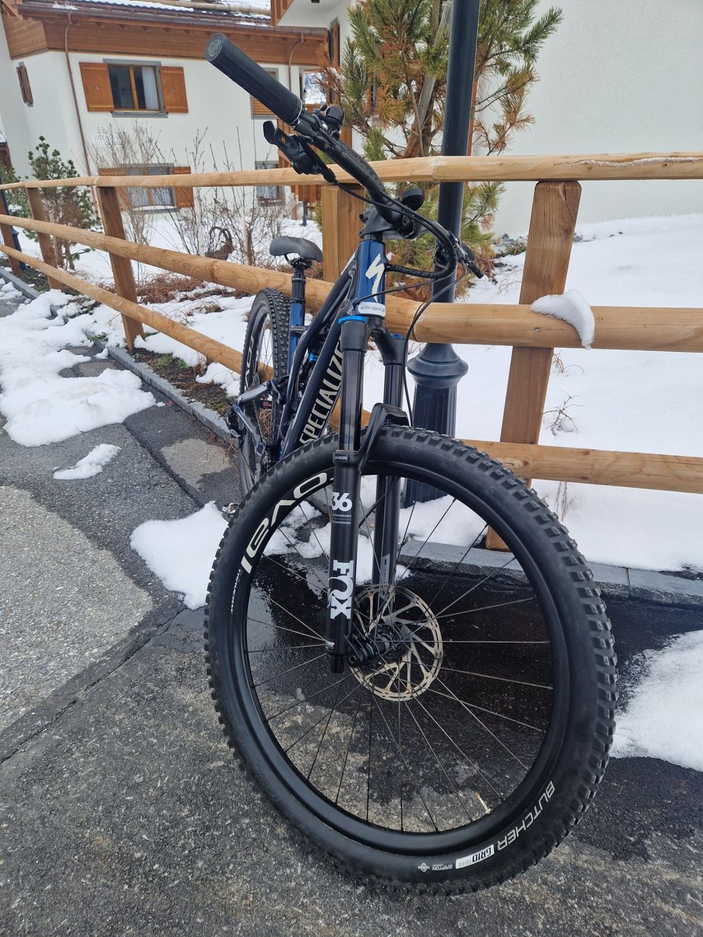 Specialized Biciclette: Specialized Stumpjumper, Top Zustand, Grösse M, Blau – Usato da Oberrieden venduto da Lenzi66 2