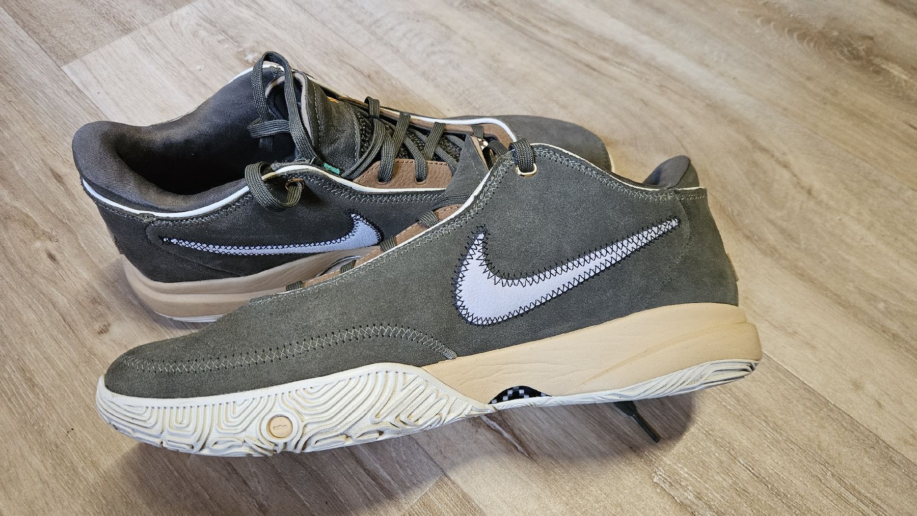 Nike Scarpe da uomo: Nike LeBron 20 Olive Green – Nuovo (secondo la descrizione) da Chemin venduto da jer_qh2w 3