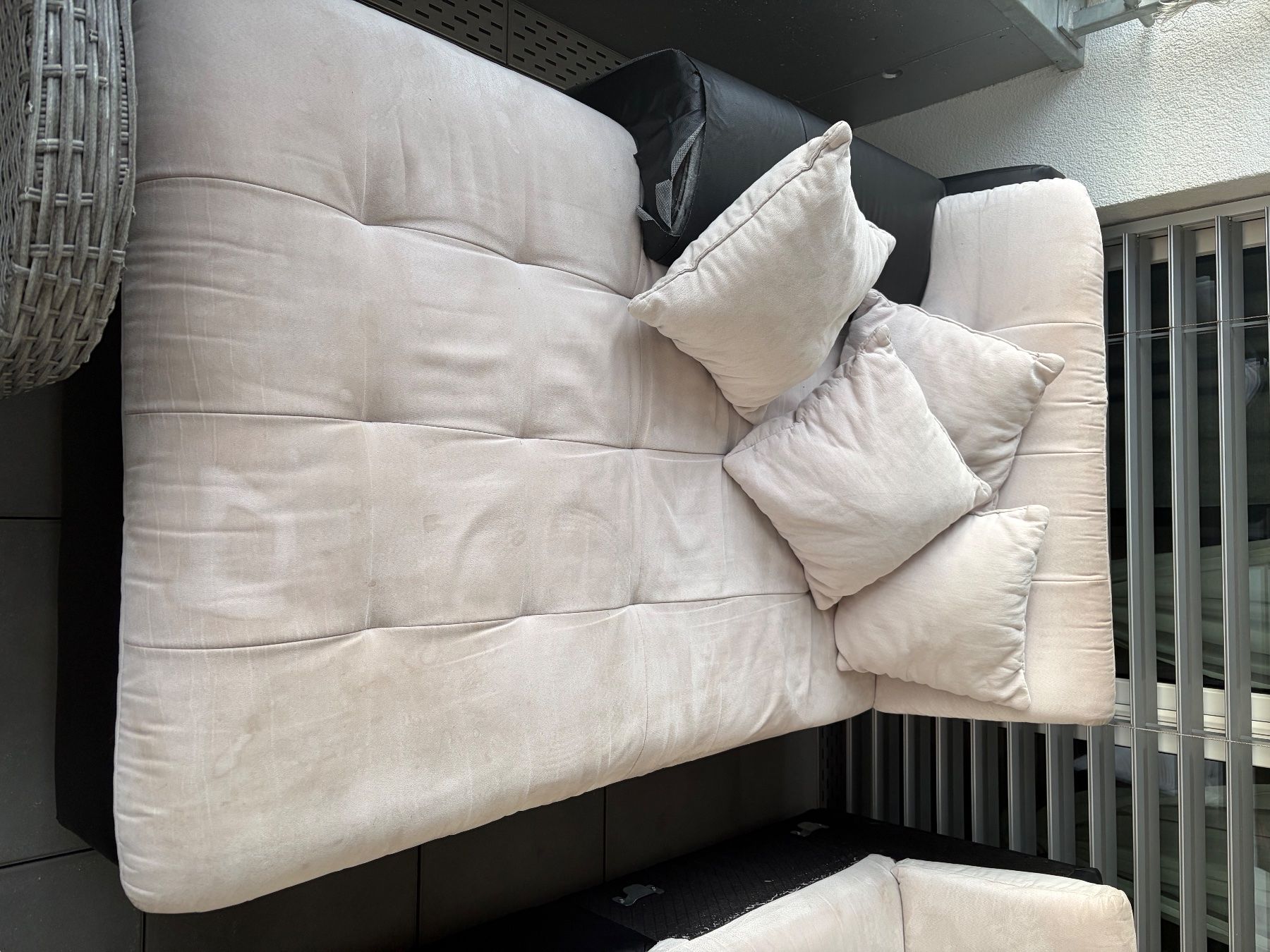 Conforama Divani: Beiges Sofa mit schwarzem Ledergestell, gebraucht. – Usato da Seuzach venduto da Saui88 4