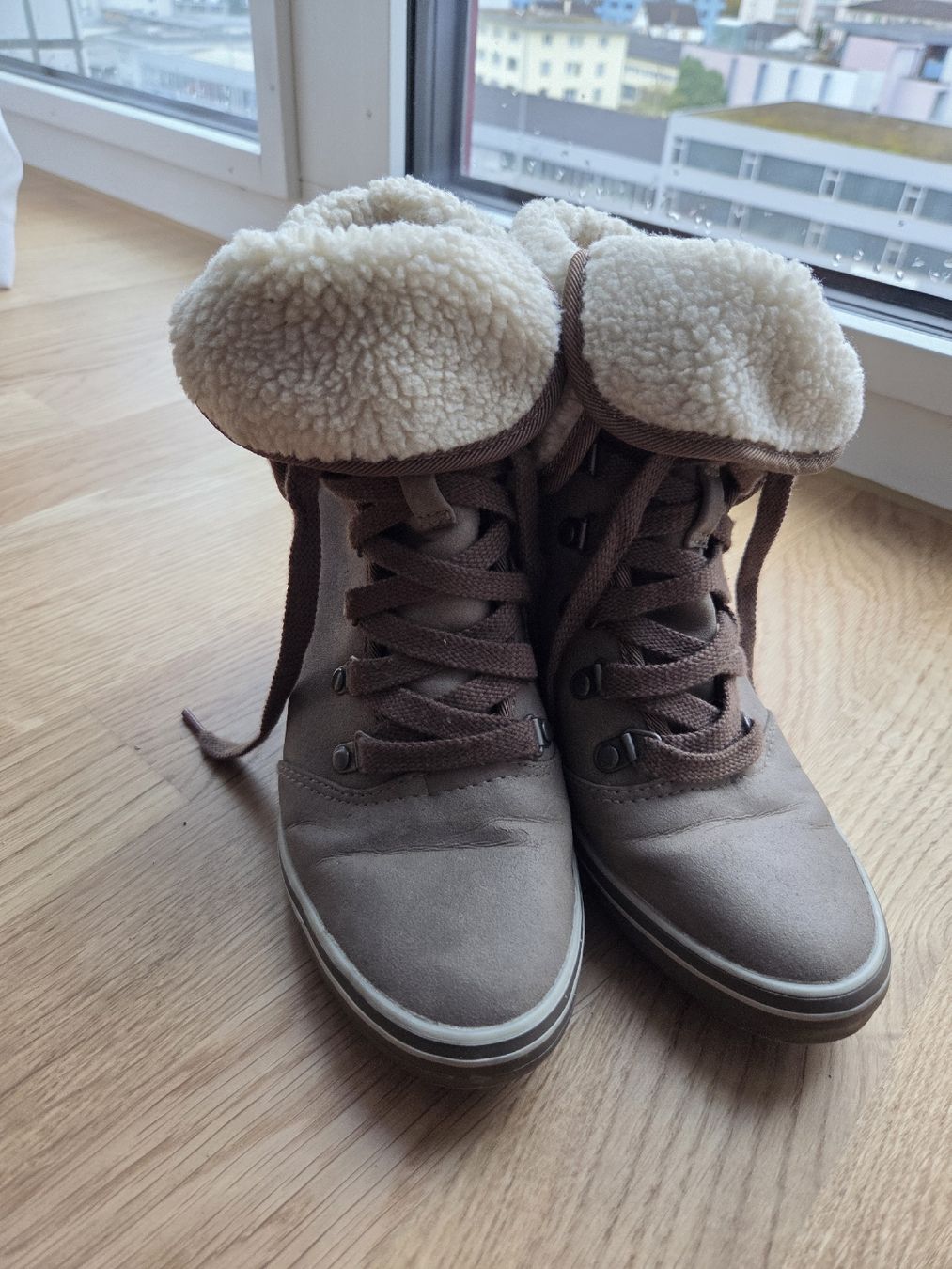 Esprit Chaussures femmes: Keilabsatz Schuhe mit Lammfell Gr. 37 – D'occasion à Kriens par ..stx..