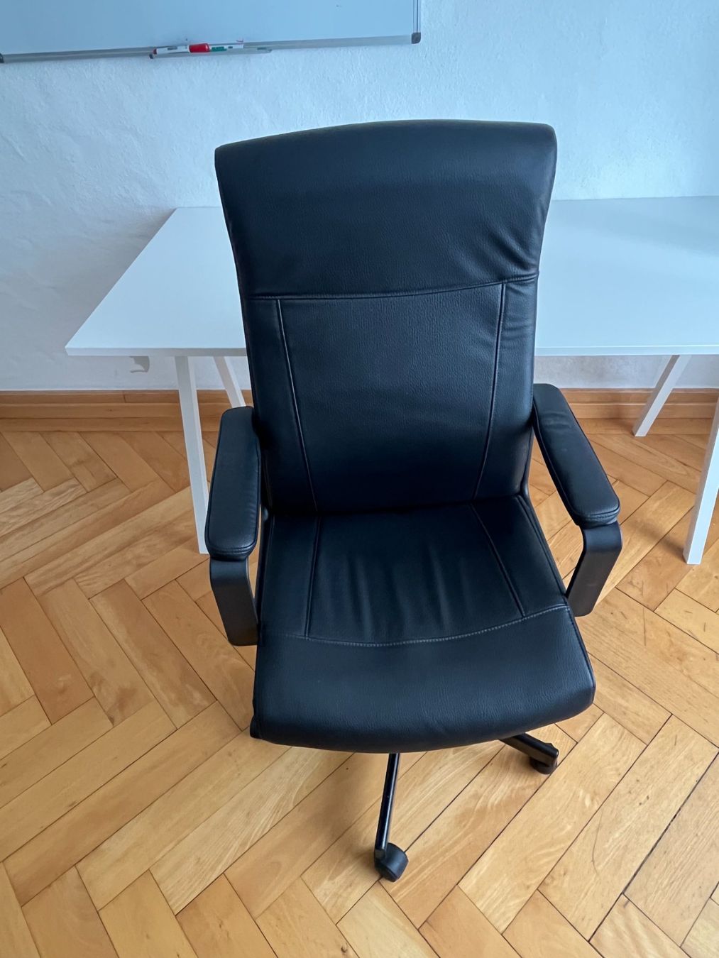 Ikea Sedie: Schwarzer Bürostuhl mit Armlehnen & Rollen – Usato da St. Gallen venduto da eti_k9yn