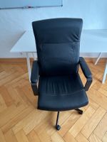 Schwarzer Bürostuhl mit Armlehnen & Rollen