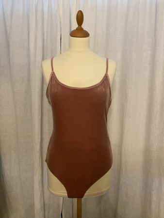 Trendiger Samt-Body in Grösse L - Perfekt für den Abend