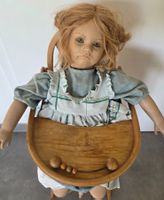 Puppe Käthe, Annette Himstedt mit Stuhl