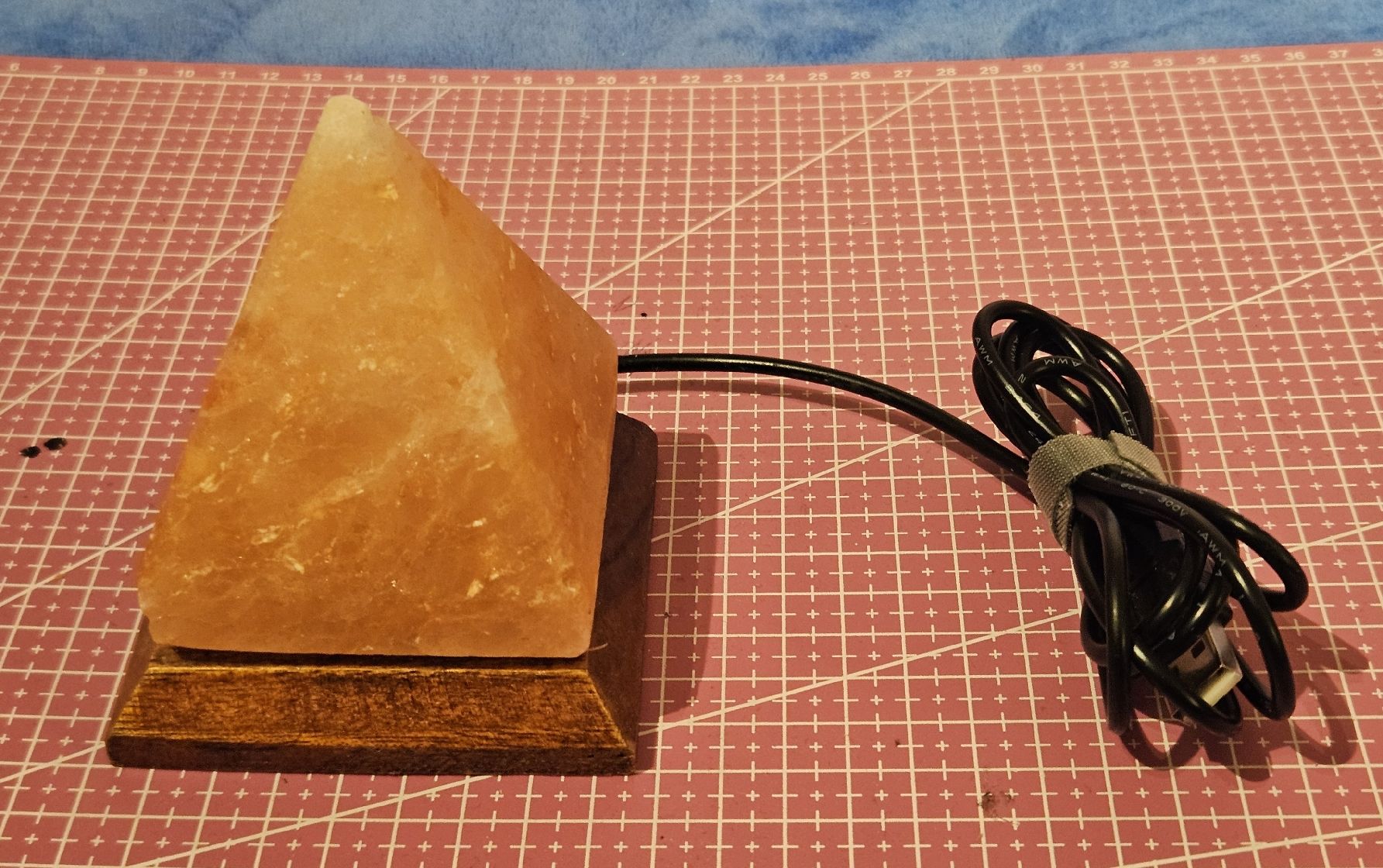 Lampen: Pyramiden-Kristallsalzstein-Lampe – Neu (gemäss Beschreibung) aus Besenbüren von ste_dh5c