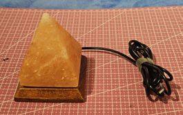 Pyramiden-Kristallsalzstein-Lampe