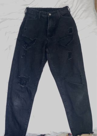 Schwarze Jeans mit Löchern
