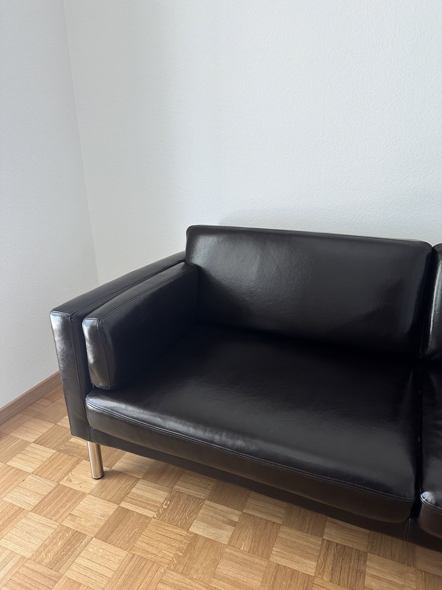 Ikea Sofas: IKEA Ledersofa, Designerklassiker dunkelbraun – Gebraucht aus Schlieren von  1