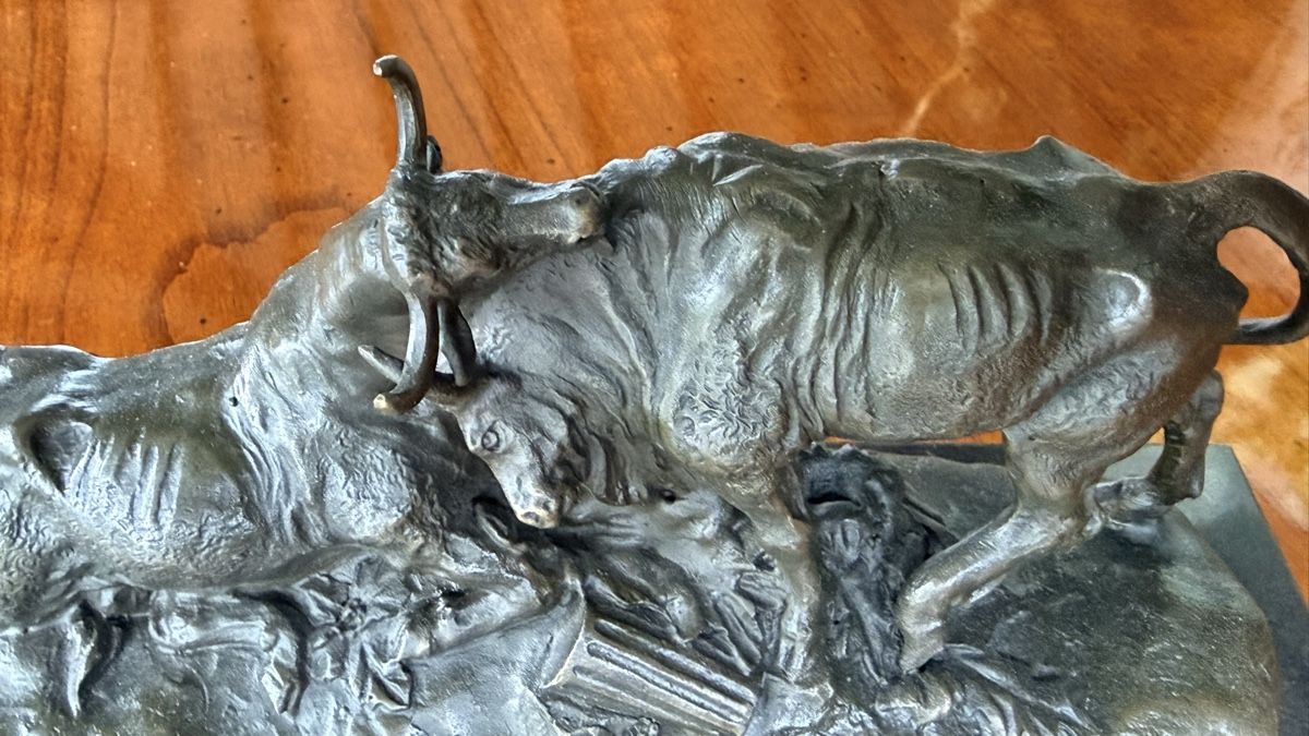 Skulpturen & Statuen: Alte Bronze Skulptur von kämpfenden Stieren, Frankreich! – Gebraucht aus Leutwil von vik_m7dd 1