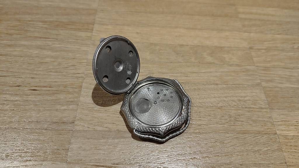 Make-up: Puderdose silber  – Usato da Therwil venduto da ast_56p6 1