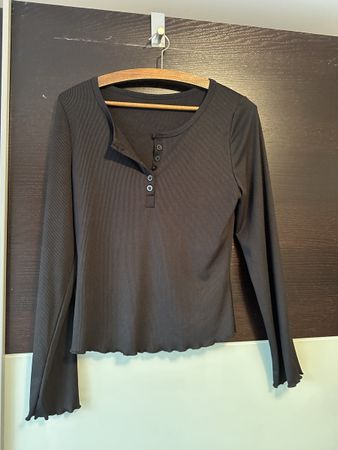 Schwarzes Langarmshirt mit Knopfleiste, Grösse 38/M