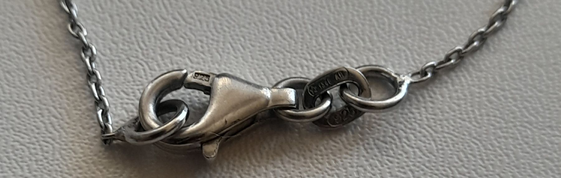 Colliers: Collier élégant en argent 925 et perles.  – D'occasion à Lausanne par Glam-Luxe 3