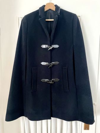 Schwarzes Cape v. The Kooples T1