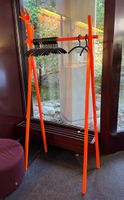 Appendiabiti design arancione con grucce usato