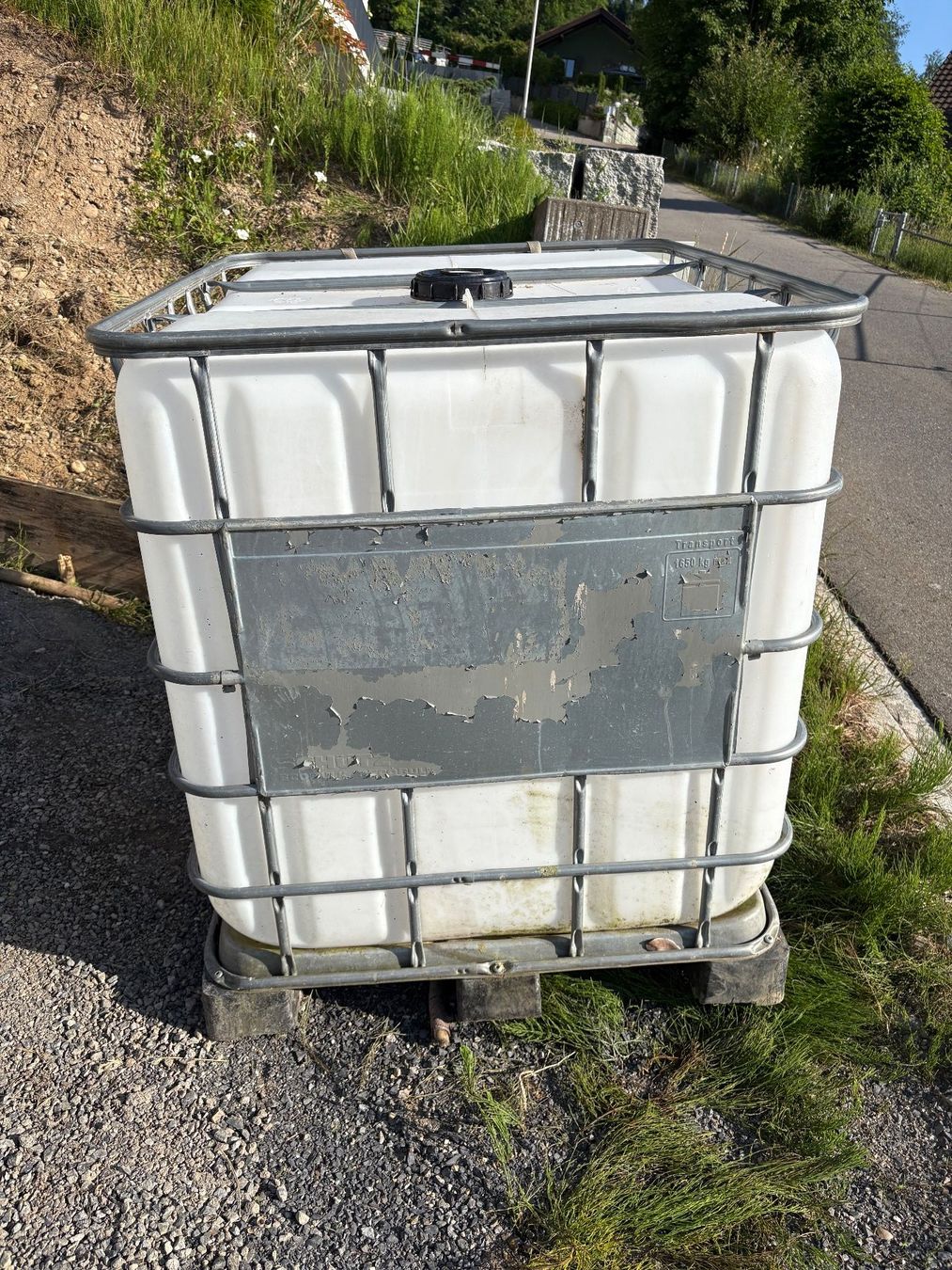 Abbeveratoi e trogoli: IBC Container 1000L mit Auslaufhahn – Usato da Gibswil venduto da GabrGibi 1