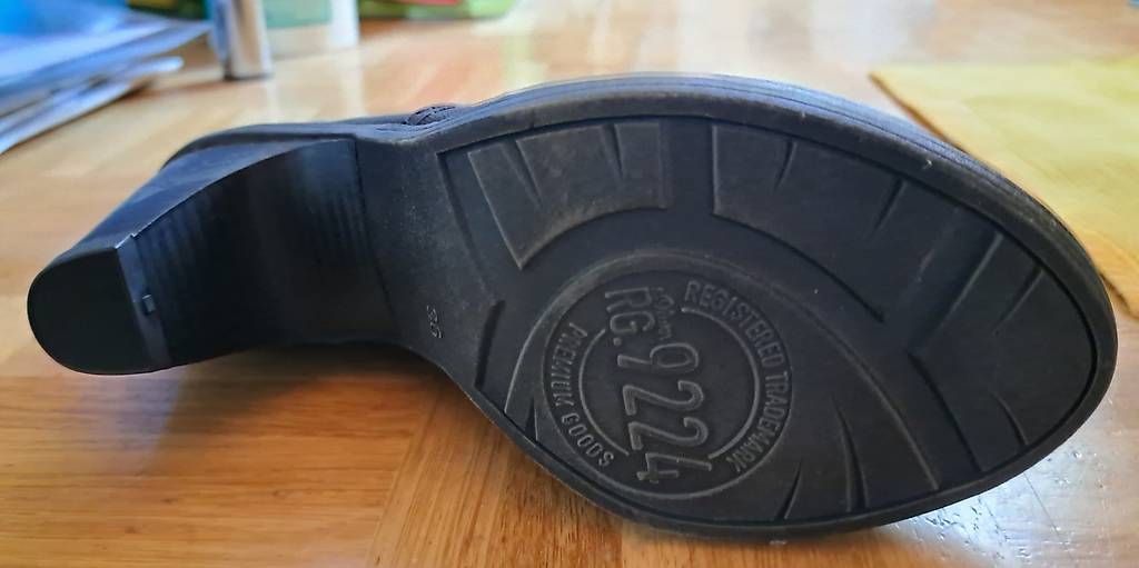 Scarpe da donna: Stiefelette schwarz mit Absatz / Neu / Gr. 36 / S.Oliver – Usato da Märwil venduto da SchmidC14 2