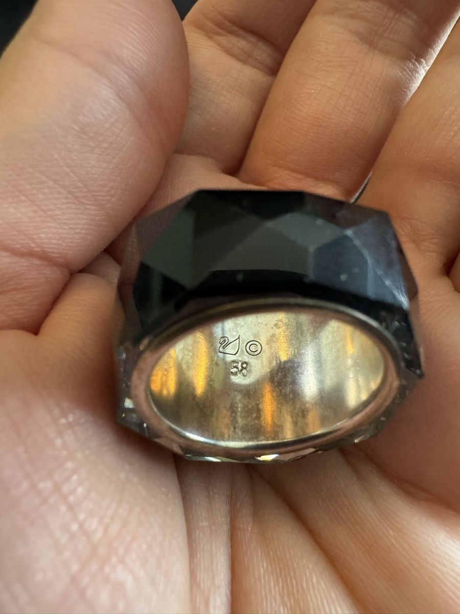 Swarovski Anelli: Schwarzer Swarovski Ring, neuwertig! – Nuovo (secondo la descrizione) da Rapperswil SG venduto da LR07 3