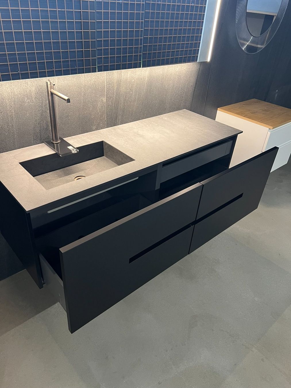 Mobili per bagno: Waschtisch mit Keramikabdeckung ein Ausstellungsstück – Nuovo (secondo la descrizione) da Rüttenen venduto da eugenio_s 1