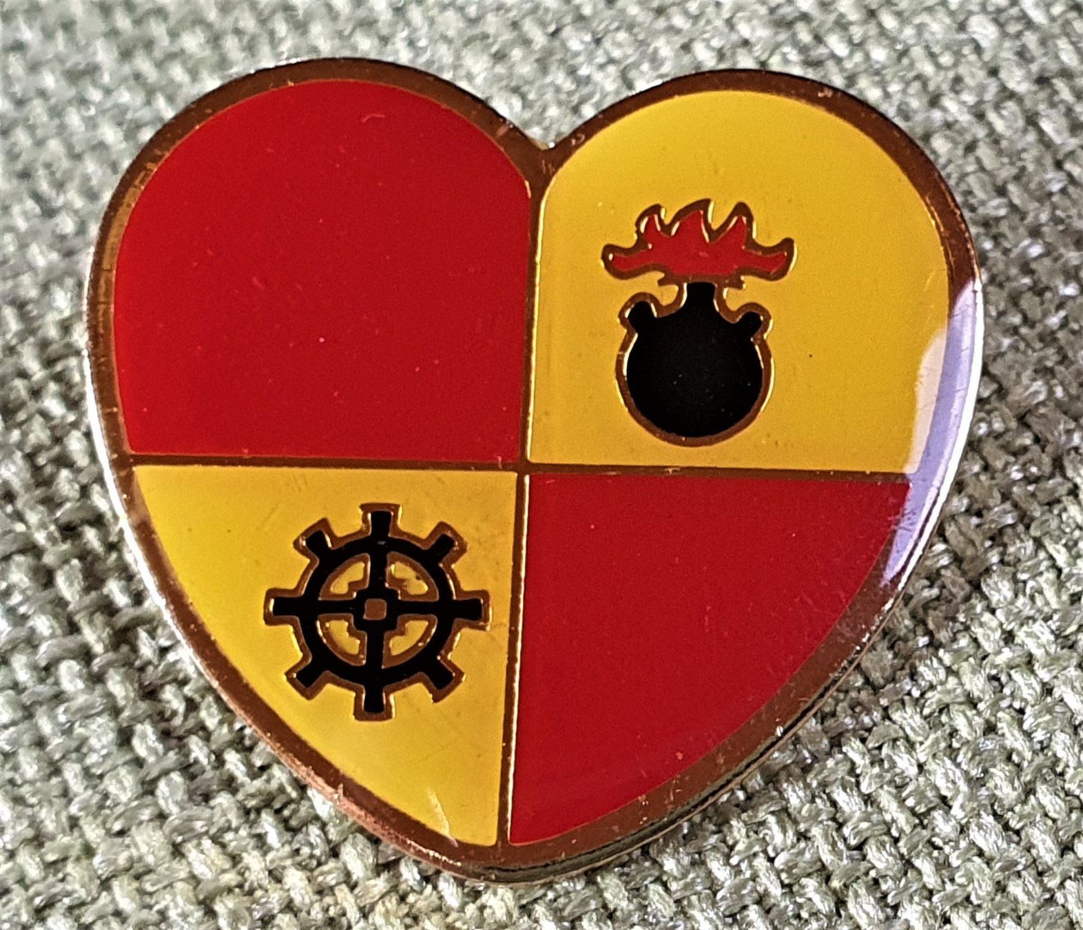 Plaketten & Abzeichen: B742 - Pin Gemeinde Ittigen Herz Schweiz – Gebraucht aus Reinach BL von Boston-Verkauf