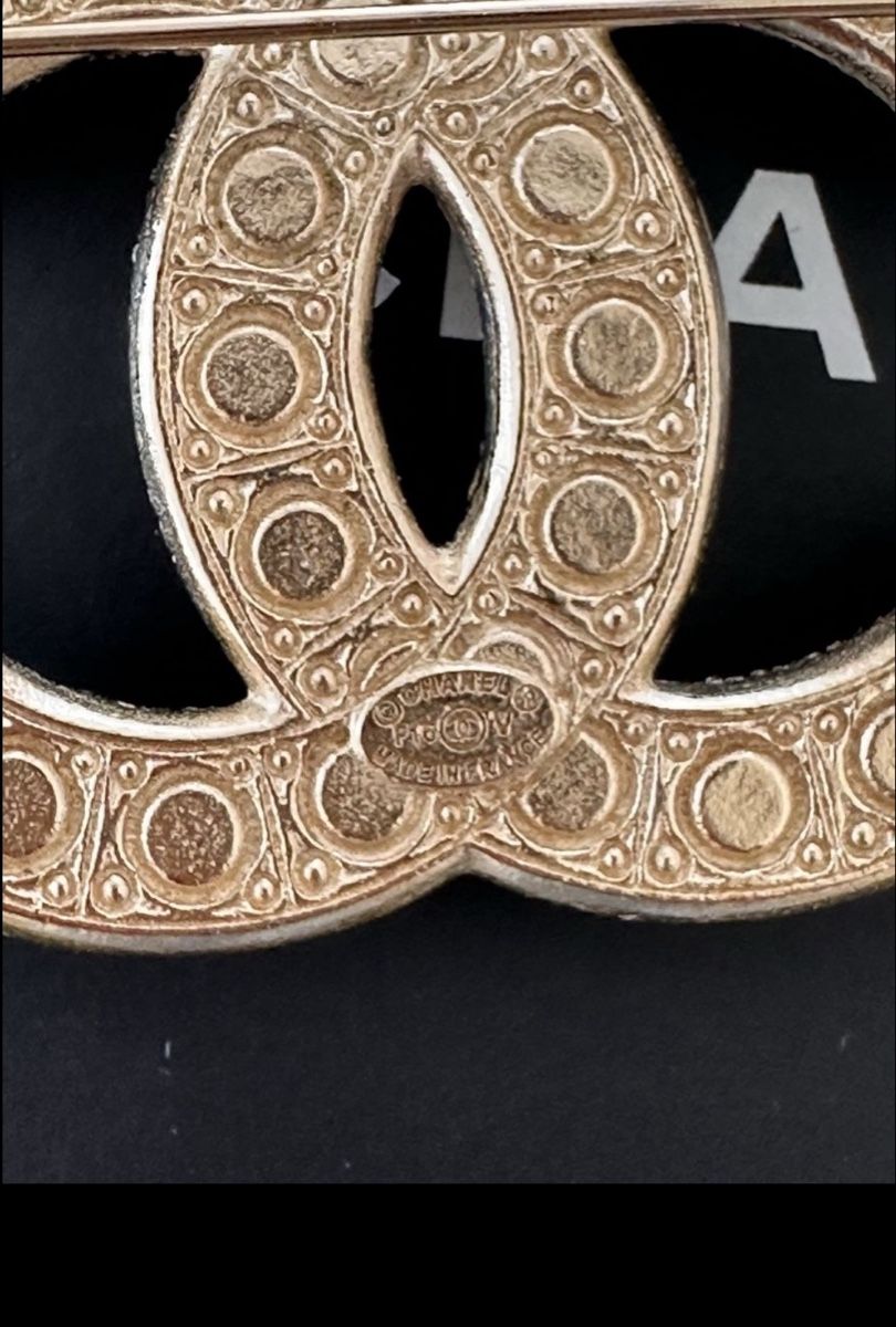 Chanel Spille & Fermagli: CHANEL Brosche mit Perlen und Strasssteinen – Usato da Luzern venduto da nat_b6wh 3