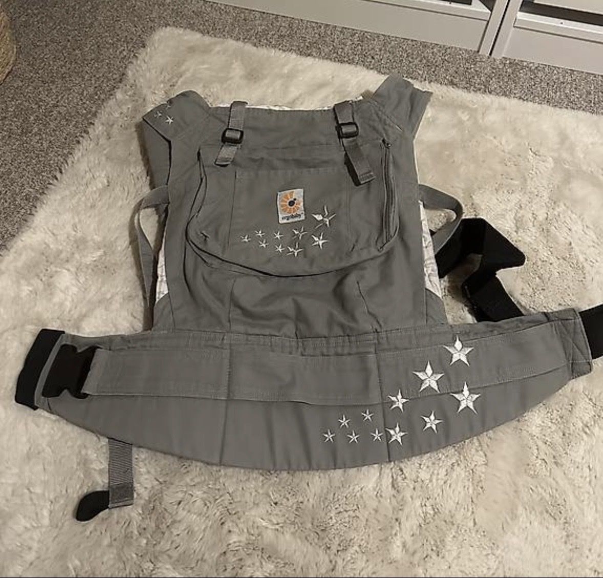 Ergo Baby Marsupi portabebè: Ergobaby Babytrage Grau mit Muster – Usato da Appenzell venduto da K.brei