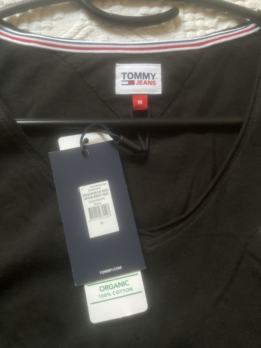 Tommy Hilfiger T-shirt: T-shirt col en V – Nuovo e nell'imballaggio originale da Cortébert venduto da col_h56s 1
