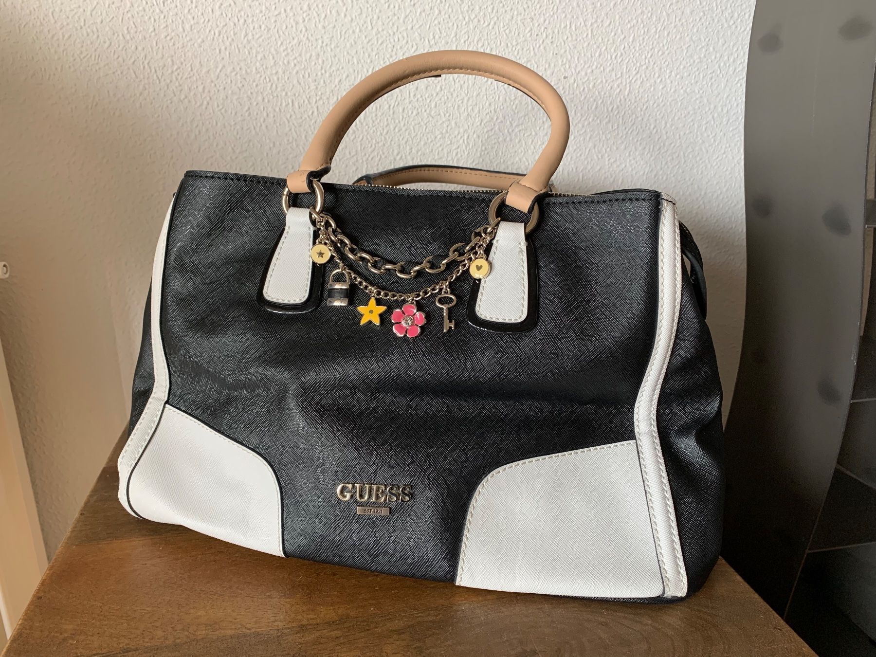 Guess Taschen für Damen: Guess Girlfriend bicolore breloques – Gebraucht aus Perroy von barballalla