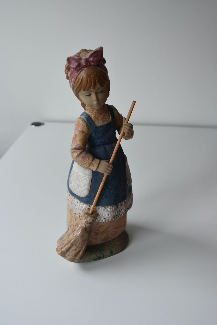 Statuette: fabrikneue spanische Figur "Mädchen mit Besen" – Nuovo (secondo la descrizione) da Münsingen venduto da Sternsaphir64