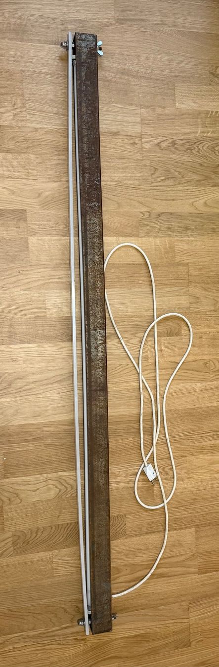 Lampes: Lampe aus Eisen mit Leuchtstoffröhre – D'occasion à Pratteln par Volk42