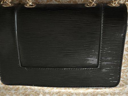 Schwarze Lackleder Handtasche mit goldener Kette