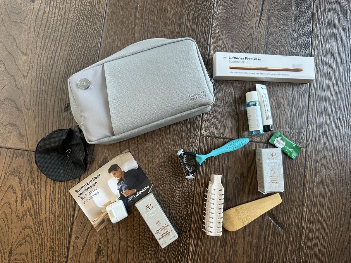 Custodie per cosmetici: Lufthansa First Class Amenity Kit / Kulturbeutel – Nuovo e nell'imballaggio originale da Büren SO venduto da Nico59