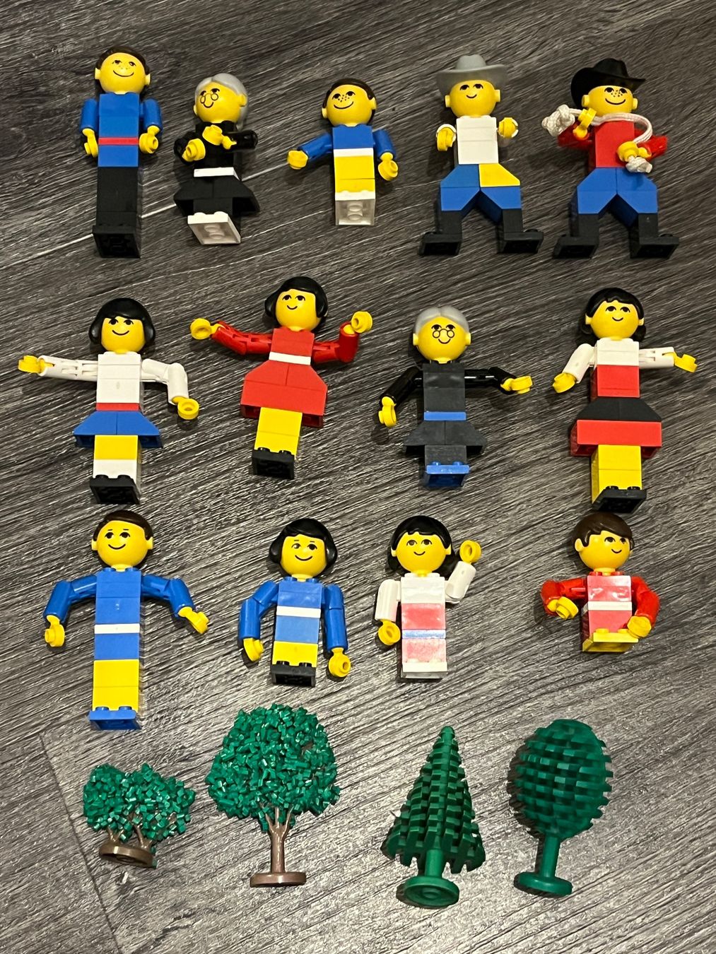 Lego Kit di costruzioni: Set LEGO homemaker Figures + Bäume – Usato da La Plaine venduto da sil4555