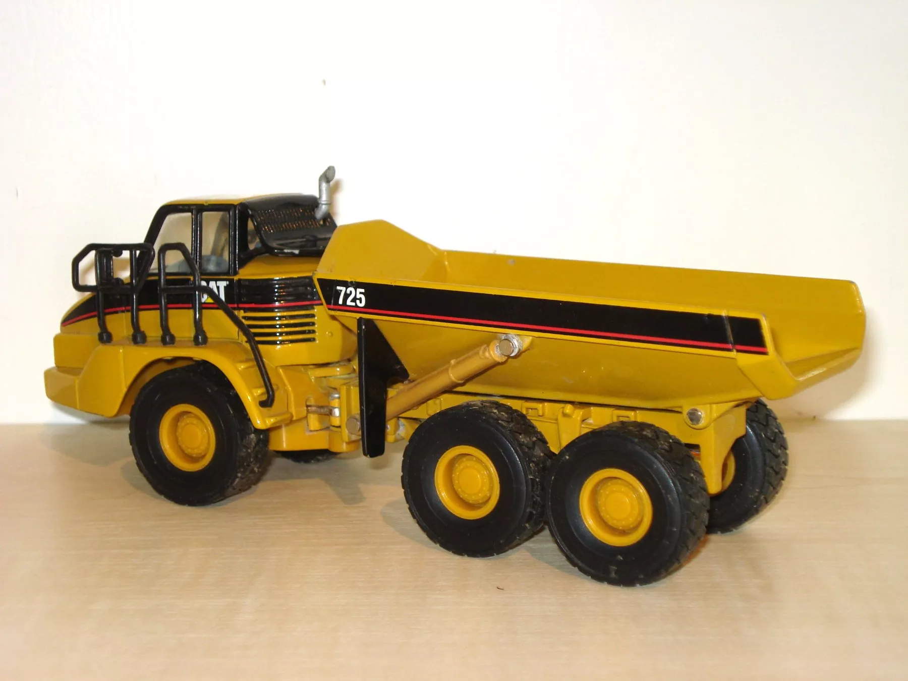 Caterpillar Kit di modellismo & Modellini statici: CAT 725 Knickdumper – Difettoso da Mitlödi venduto da worker04 1