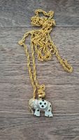 pendentif éléphant blanc avec chaîne dorée