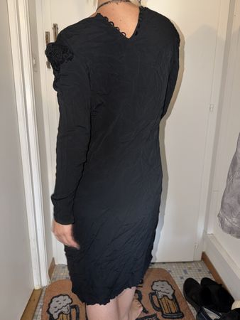 Robe noire dentelle manches longues taille  état neuf