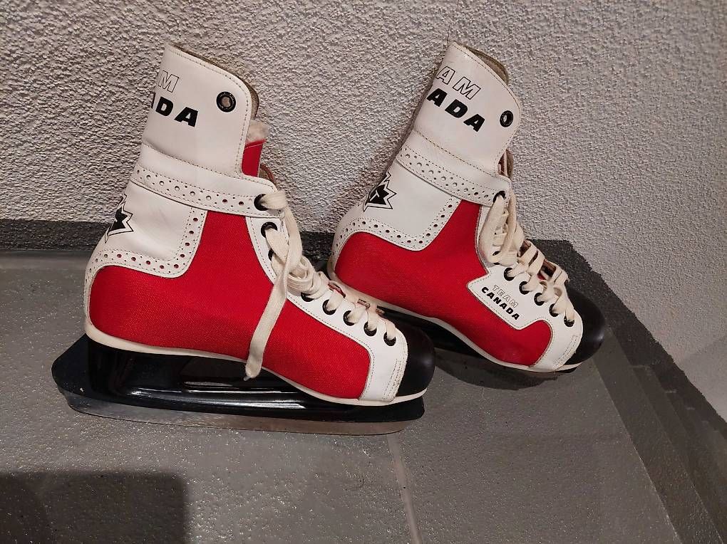Pattini da ghiaccio: Eishockeyschuhe Team Canada EU44 – Usato da Ermenswil venduto da Ingram0