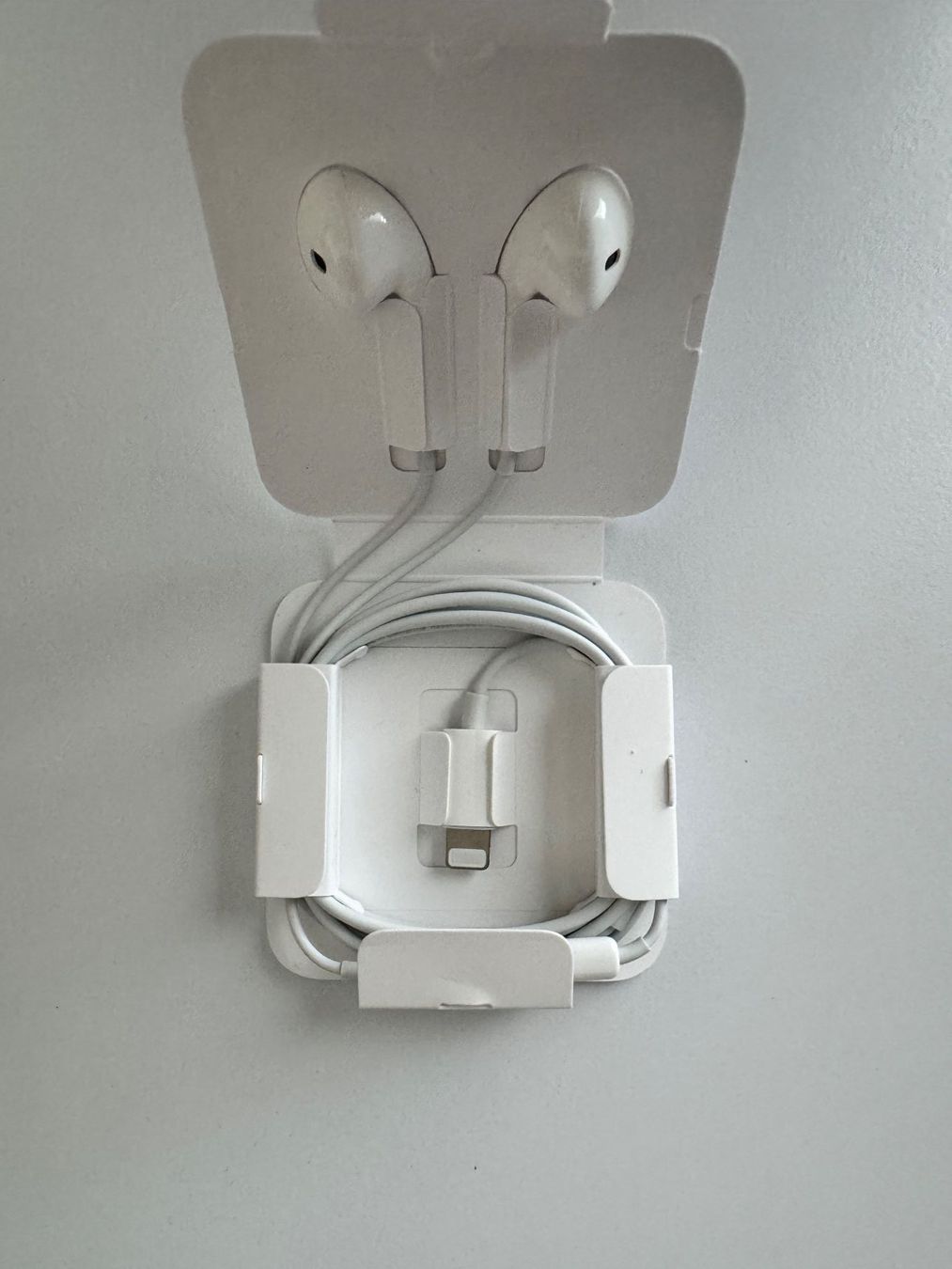 Apple Kopfhörer: Apple EarPods mit Lightning Kabel (ungebraucht) – Neu (gemäss Beschreibung) aus Pfäffikon SZ von mei-yi 1