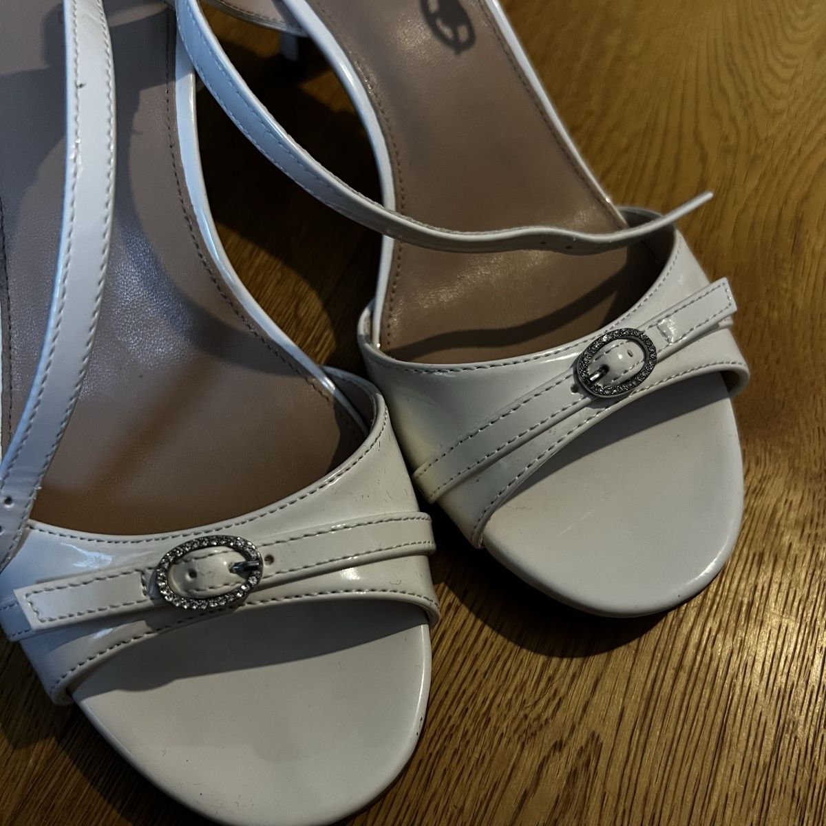 Graceland Damenschuhe: Weisse Sandalen mit Absatz & Glitzerdetails – Neu (gemäss Beschreibung) aus Chur von noe_mh8b 1