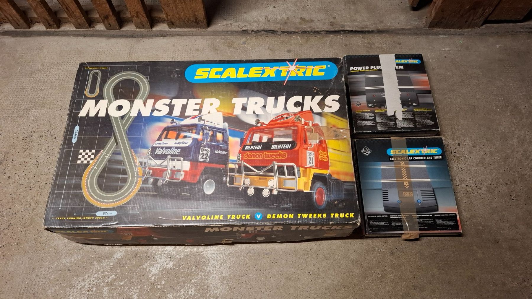 Rennbahnen: Scalextric Monster Trucks Autorennbahn – Gebraucht aus Basel von raawree