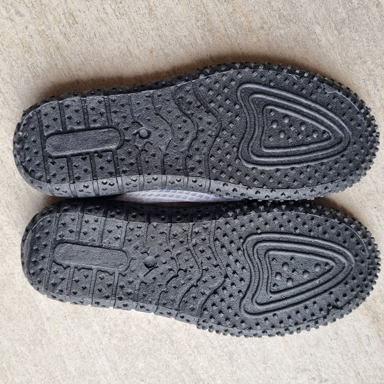 Scarpe per ragazzi: Neu Badeschuhe Kinder Gr. 36 – Nuovo (secondo la descrizione) da Li Curt venduto da asterixI 1