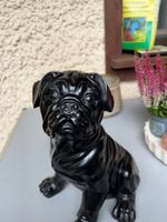 French Bulldog Mops Figur schwarz sitzend süss