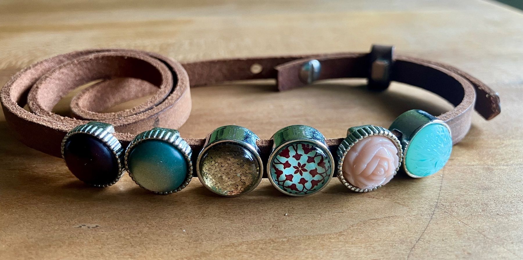 Bracciali & Braccialetti: Lederarmband mit farbigen Steinen – Usato da Lindau venduto da Hopes11 1