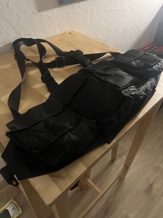 Schwarze Bodybag / Umhängetasche mit vielen Fächern!