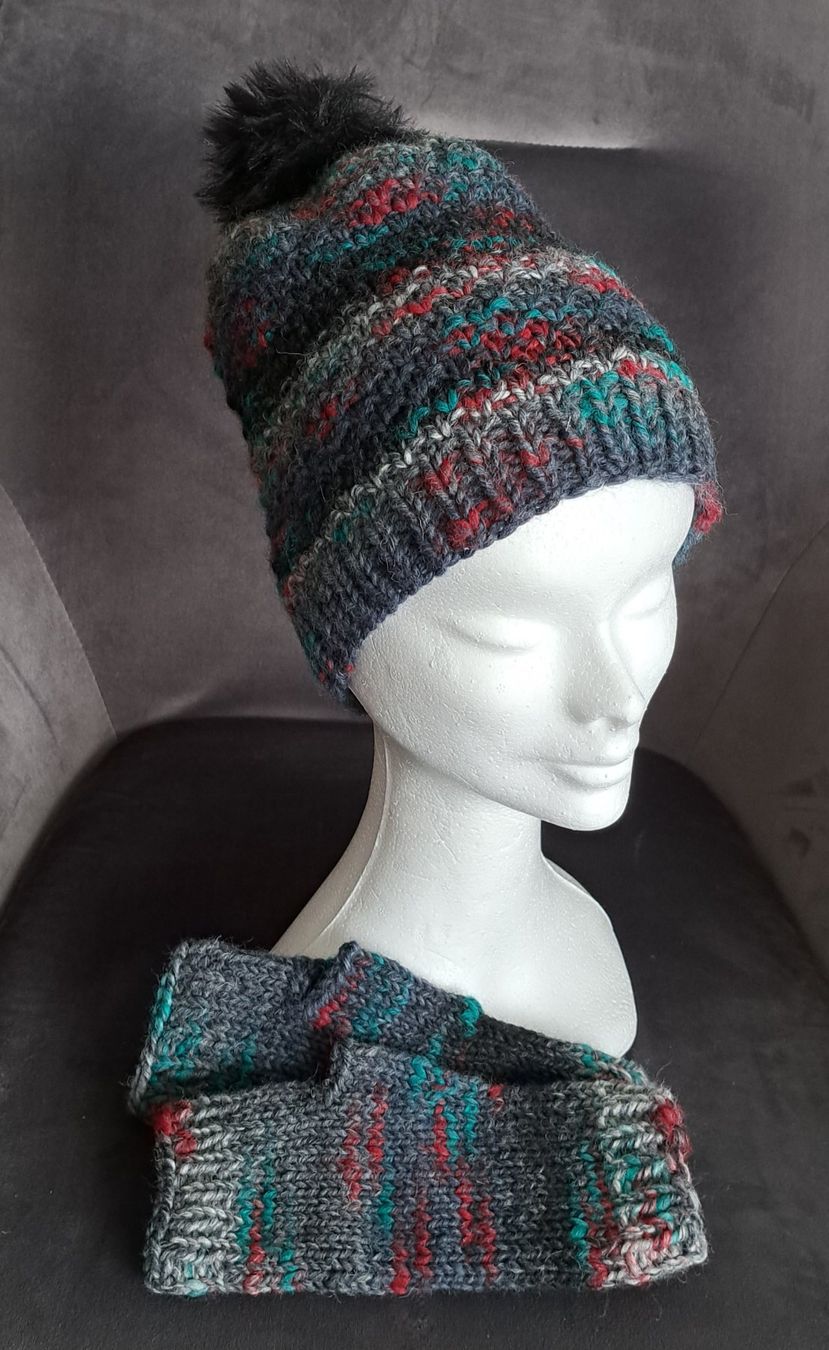 Hüte, Mützen & Caps: Handgestrickte Mütze mit Handstulpen_12 – Neu und originalverpackt aus Romanshorn von Octa27