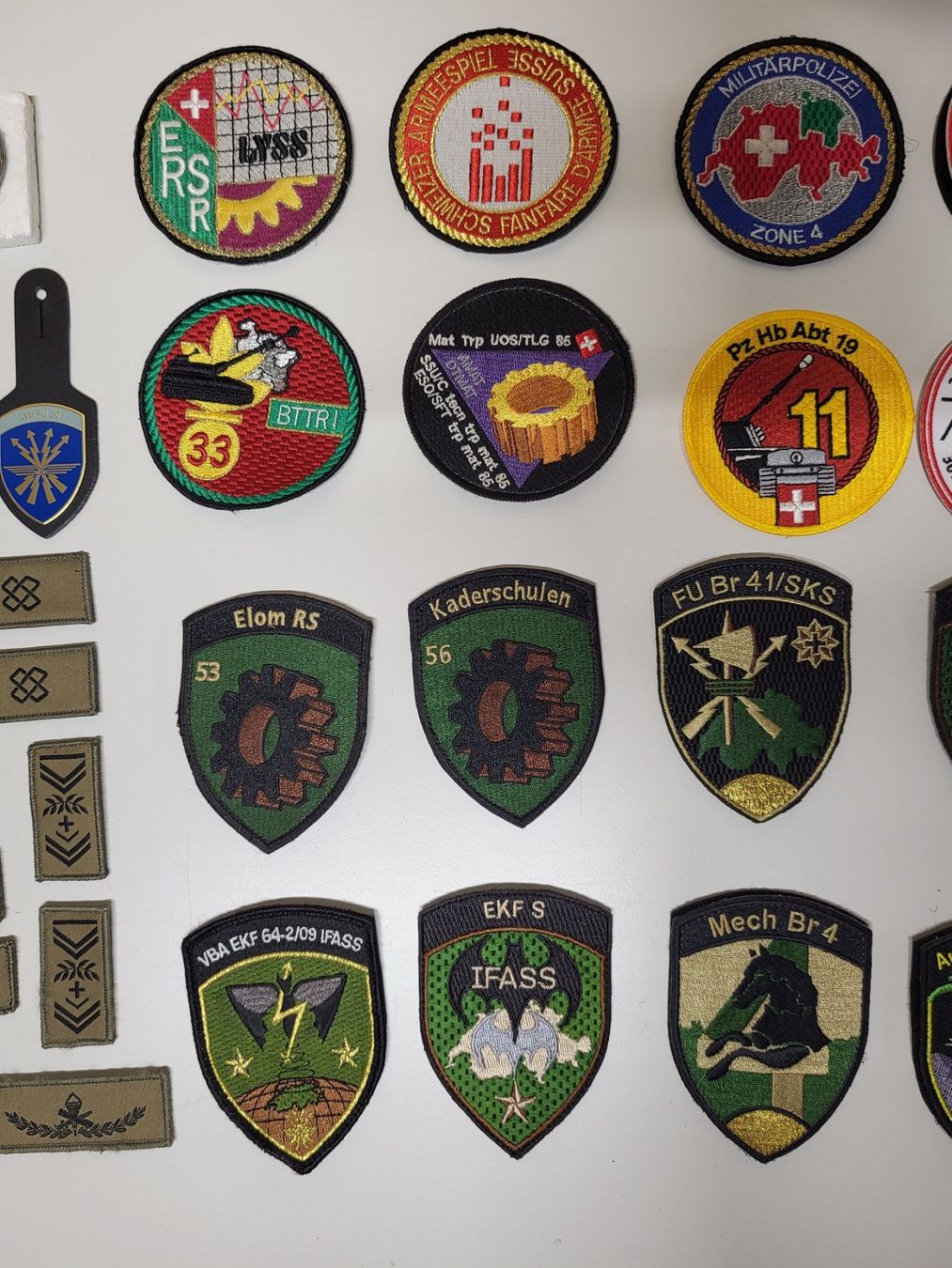 Schweizer Armee Plaketten & Abzeichen: Schweizer Armee Badge / Abzeichen Set – Gebraucht aus Brügg BE von POU-BELLE 3