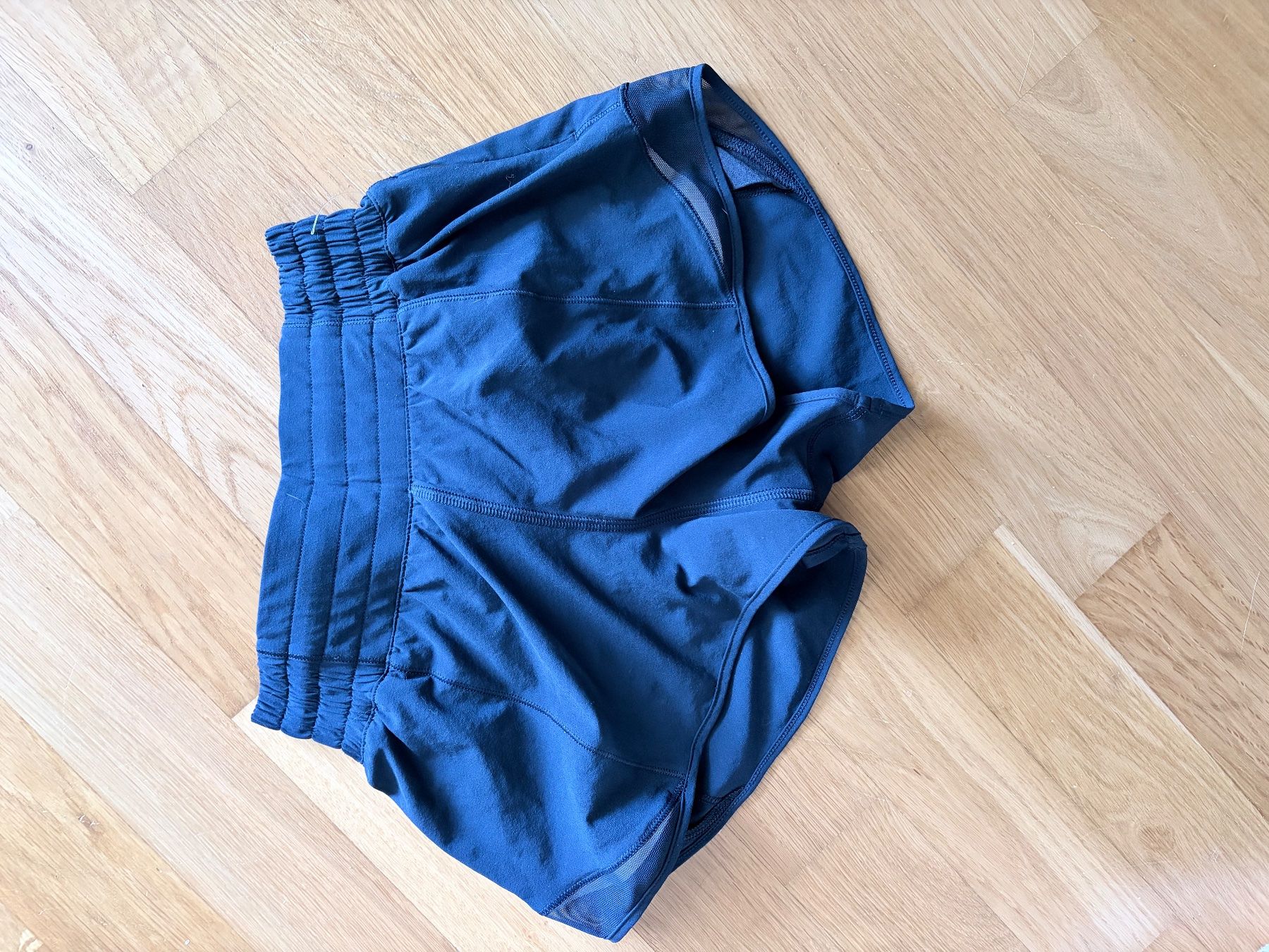 Lululemon Pantaloni: Lululemon Shorts – Nuovo (secondo la descrizione) da Chur venduto da Pascal_gk 1