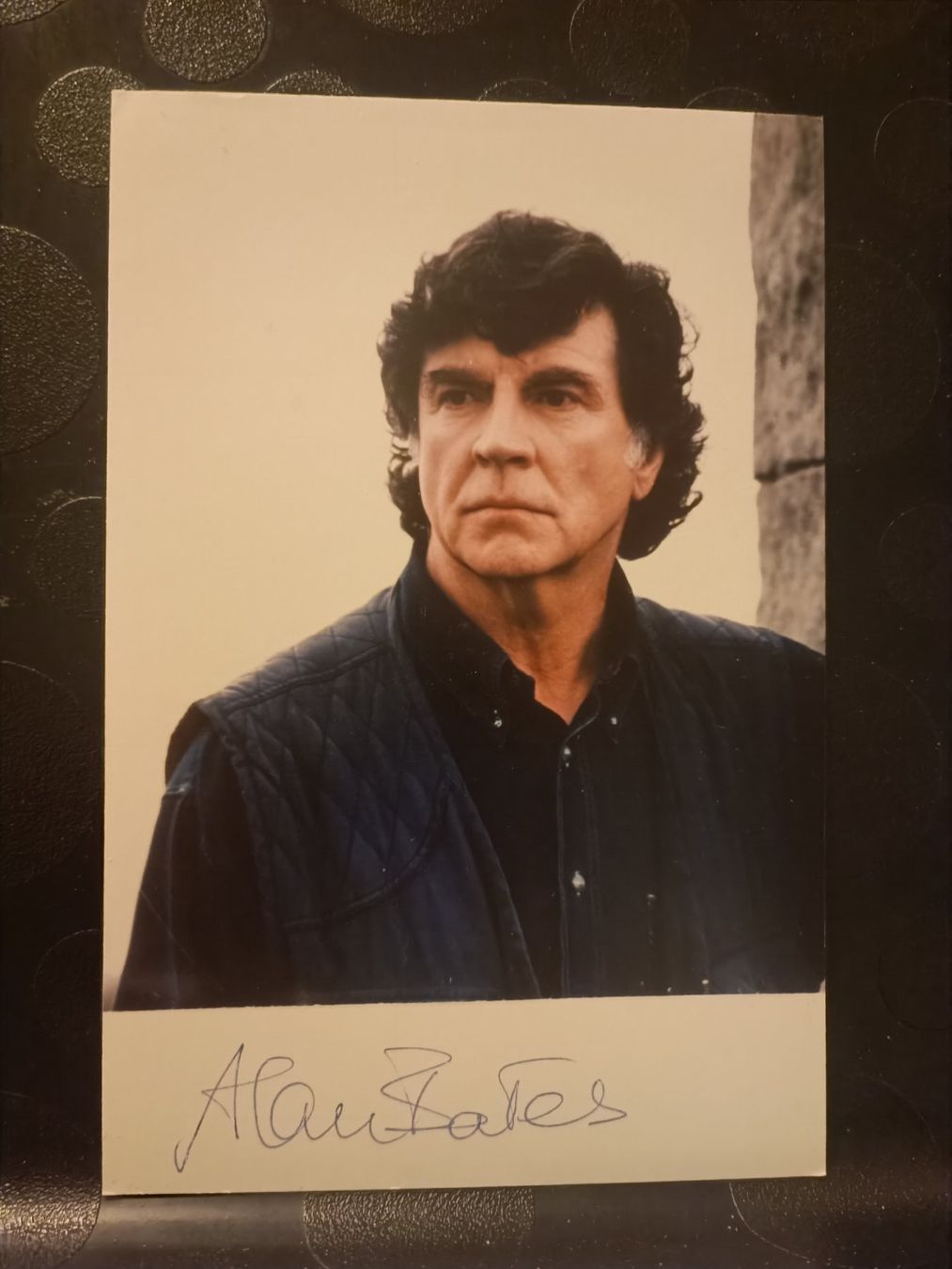 Autografi: Alan Bates - handsigniert - † 2003 – Usato da Menziken venduto da Artographs