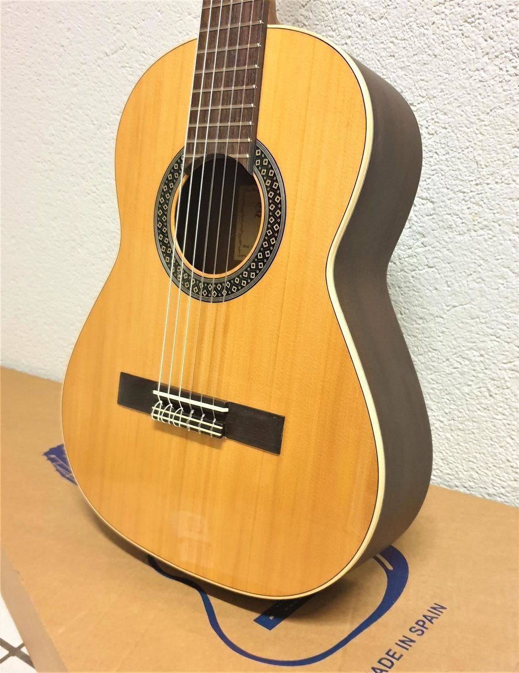 Alhambra Musikinstrumente: Kindergitarre Alhambra (1/2-tel Grösse) – Neu und originalverpackt aus Wöschnau von Musikhaus-Luethy5012 1