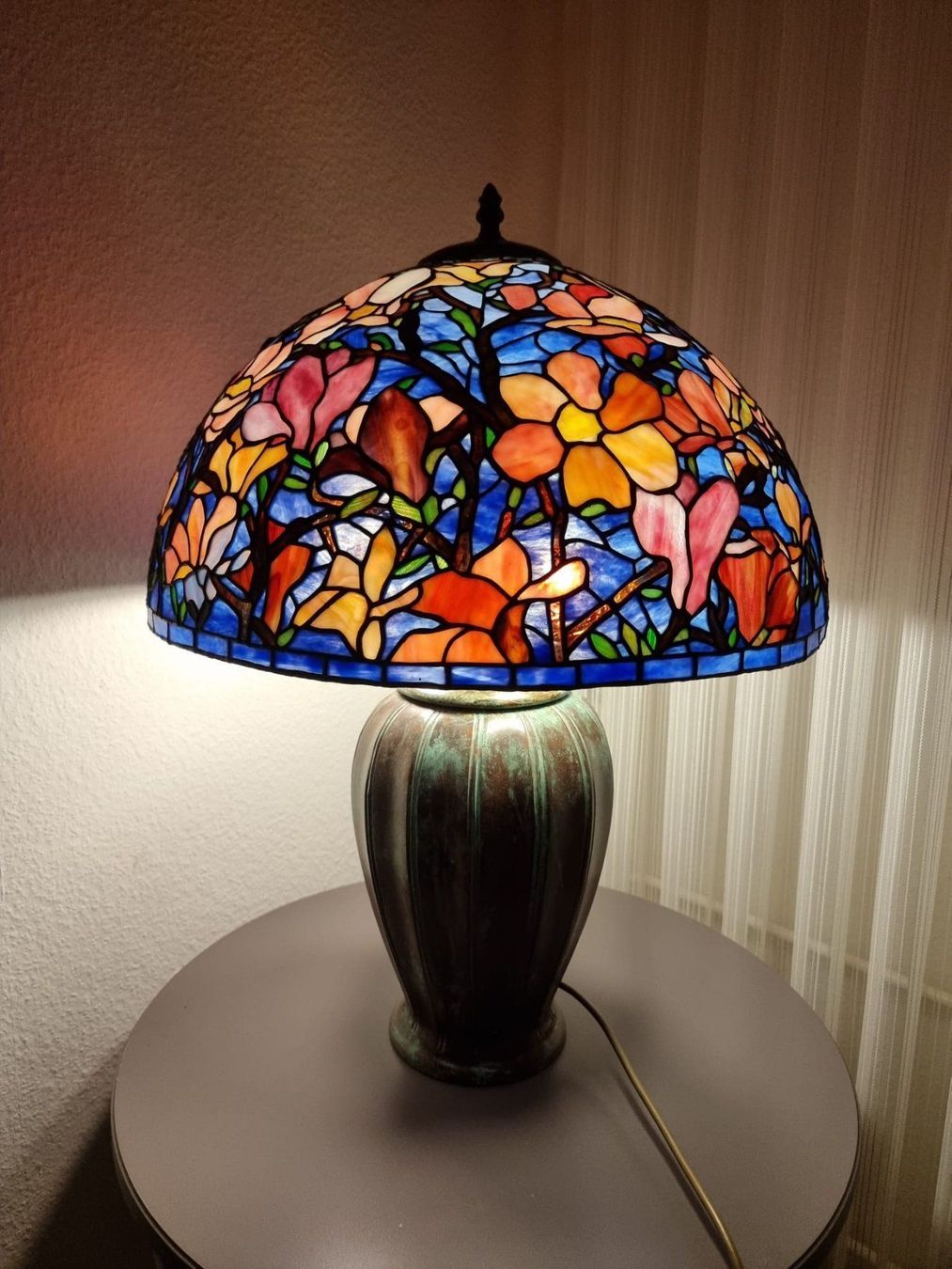 Lampade: TIFFANY GLAS LAMPE "MAGNOLIA" – Nuovo (secondo la descrizione) da Volketswil venduto da rerererarara